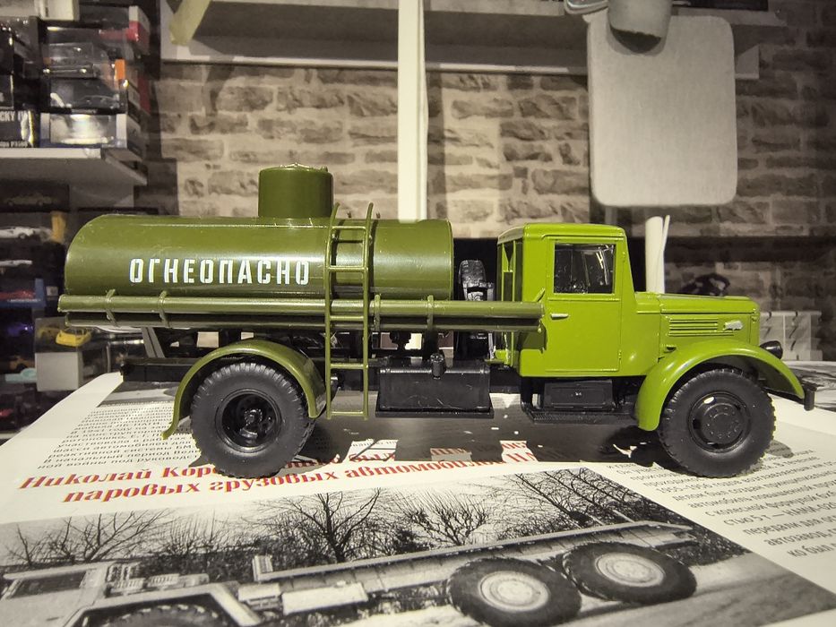 Масштабна модель вантажівки МАЗ 200 (АЦ-8-200), масштаб 1:43