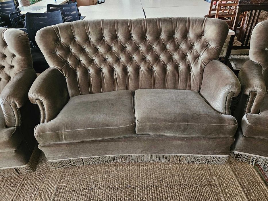 Sofá antigo de dois lugares em veludo - Sem qualquer zona rasgad