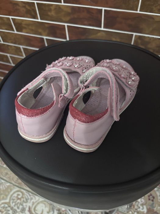 Босоніжки рожеві 28р