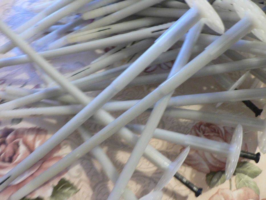 Kołek do styropianu 10x300mm  84 szt .