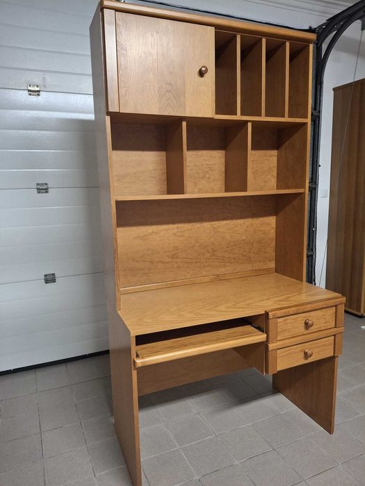 Secretária com Estante Integrada em Madeira