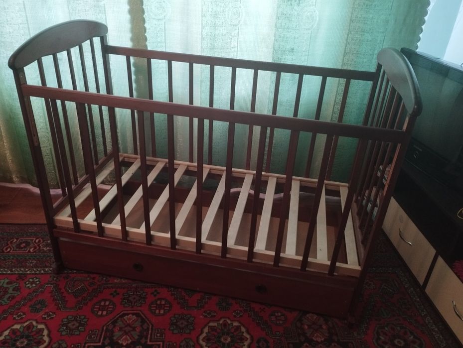 Дитяче ліжечко, матрас, комплект білизни.