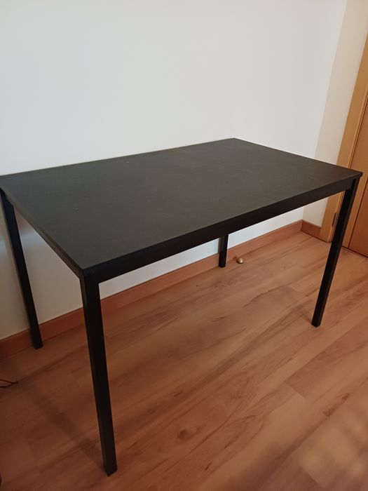 Mesa IKEA preta SANDSBERG em excelente estado