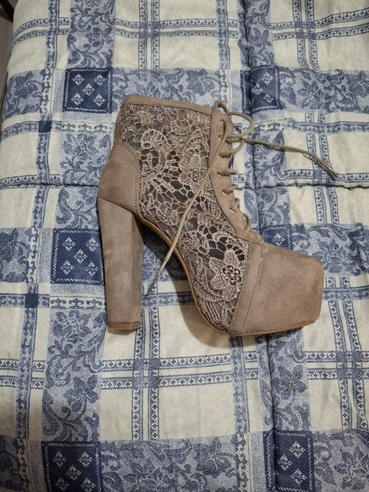 Vendo botas da mulher