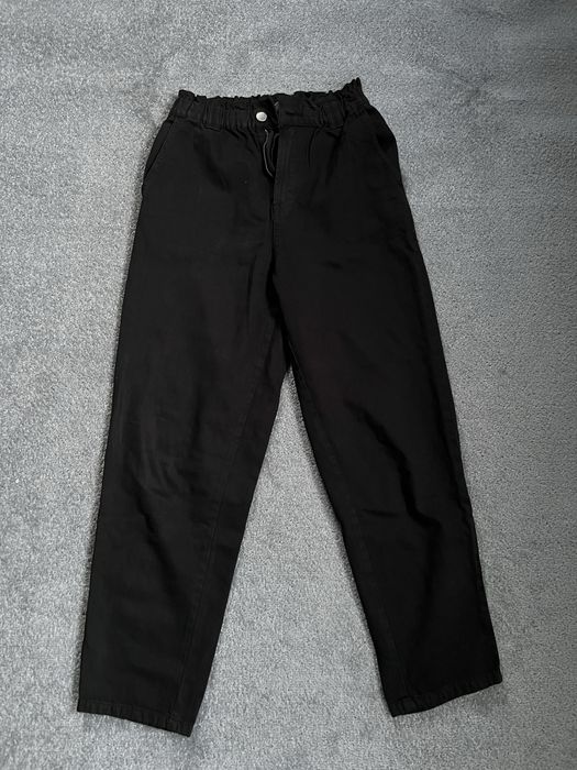 Czarne jeansy z Stradivariusa w rozmiarze S