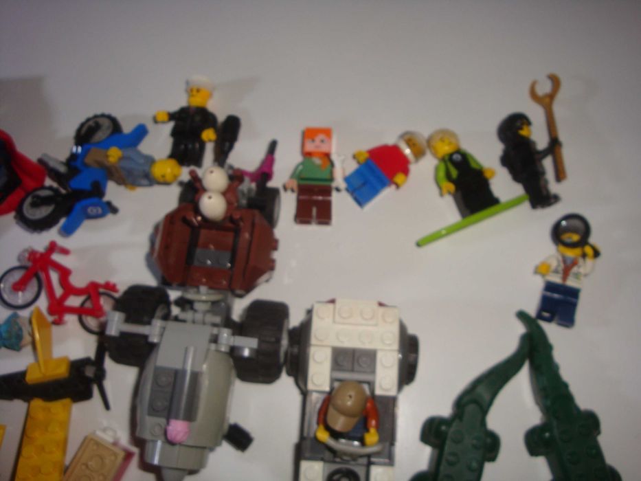 Zestaw Lego w zestawie jest  12 ludzików
