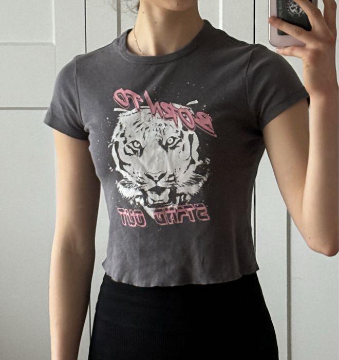 Krótka bluzka crop top z krótkim rękawem z nadrukiem bershka