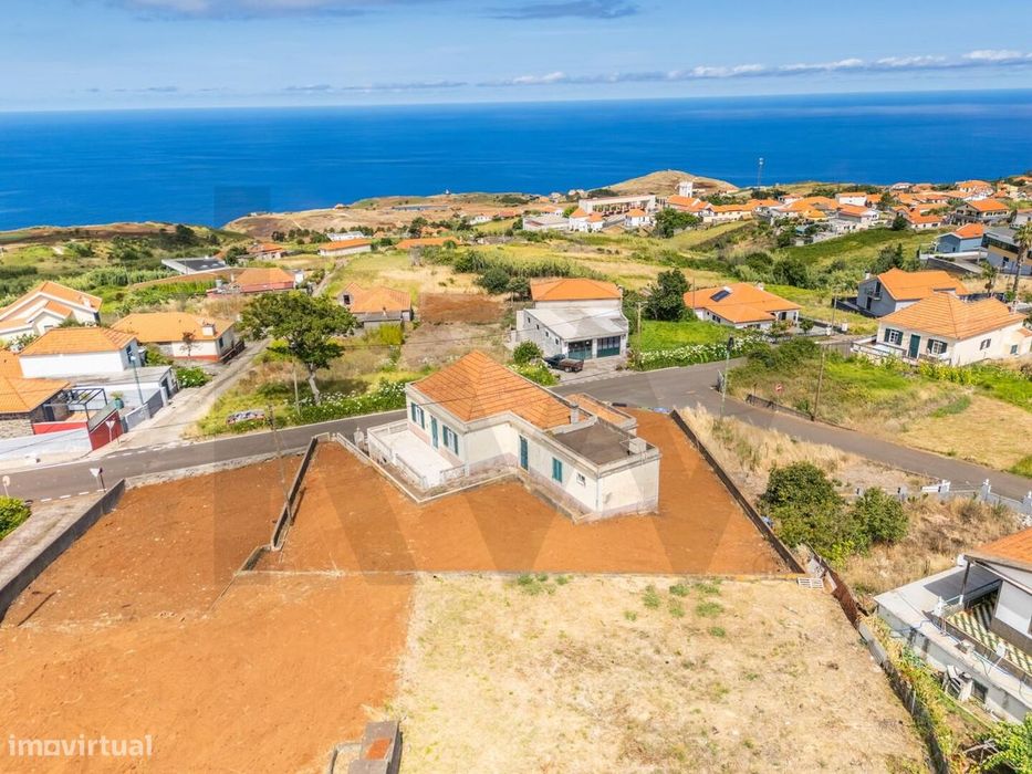 Moradia Tradicional com Terreno e Vista Mar para Reabilitar na Ponta