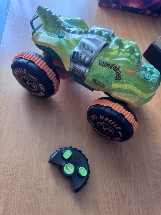 Автомобиль на радиоуправлении Hot Wheels Monster Trucks