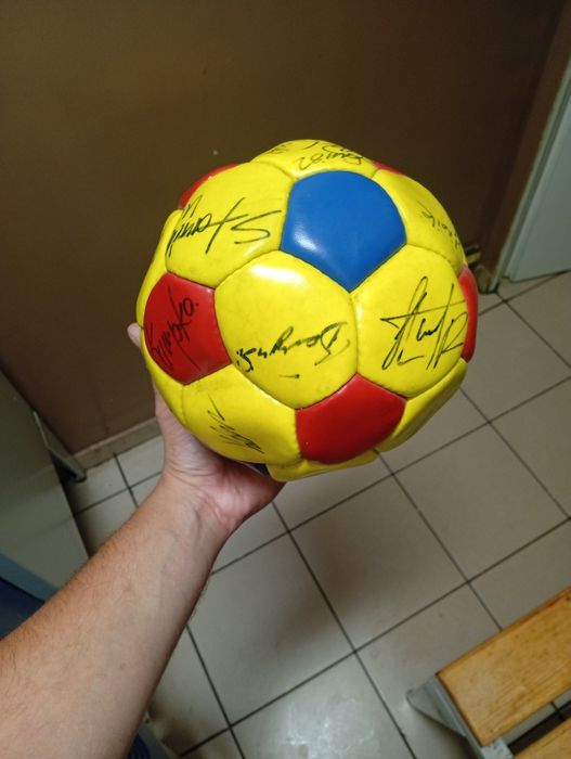 piłka z autografami