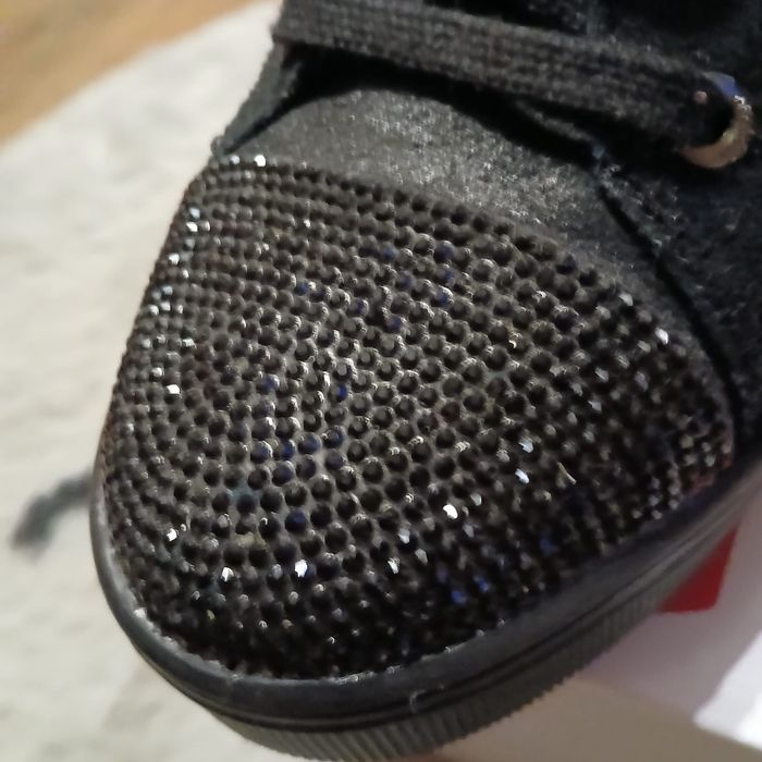 Sprzedam  nowe sneakersy marki GUESS