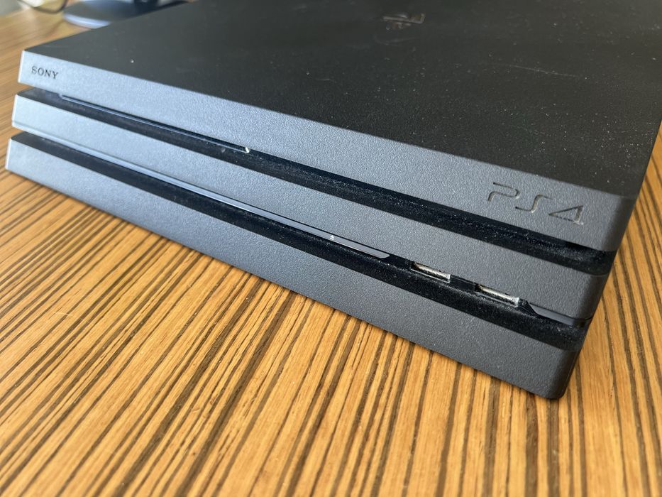 PS4 Pro 1TB + 2 Comandos + 5 Jogos