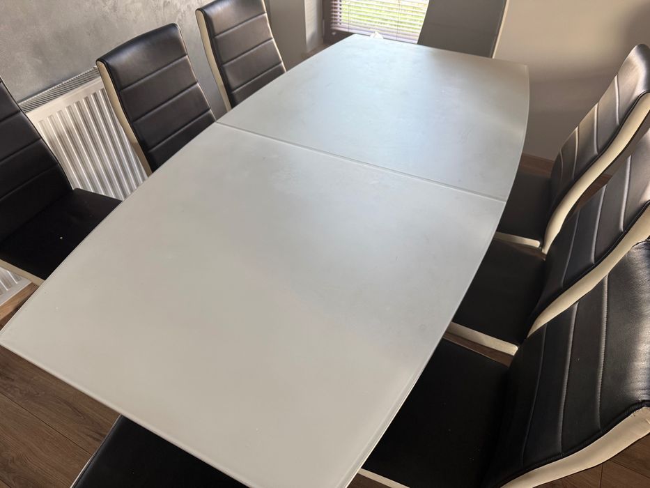 Stół plus 8 krzeseł