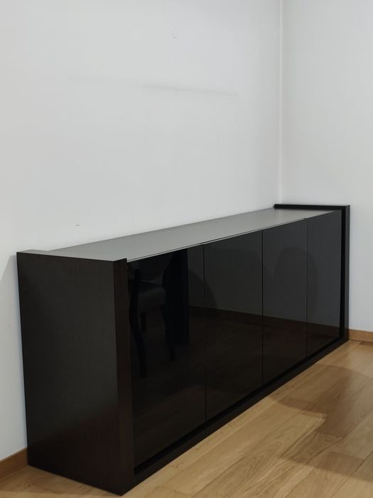 Aparador com 4 portas praticamente novo