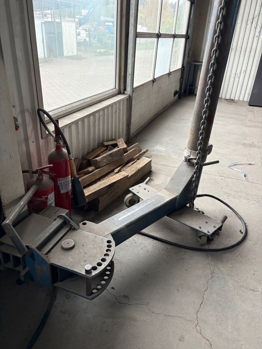 Komin -wyciągarka hydrauliczna