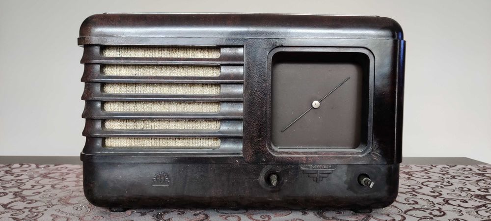 Kolekcja starych odbiorników radiowych