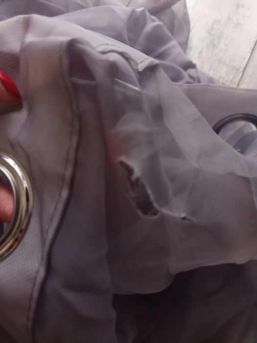 Dwie szare zasłony na przekotkach