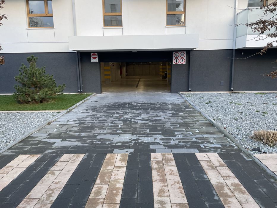 wynajmę miejsce postojowe w hali garażowej  Rumia ul. Kosynierów 82 B