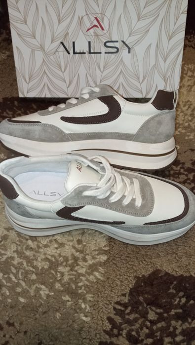 Жіночі кросівки Allsy.