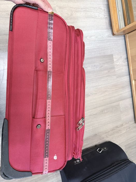 Валіза на колесах червона