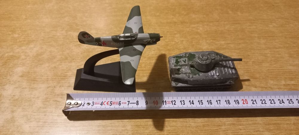 Модель БТР ВИЗ,  та винищувач ЯК-9, металеві, гарний стан.