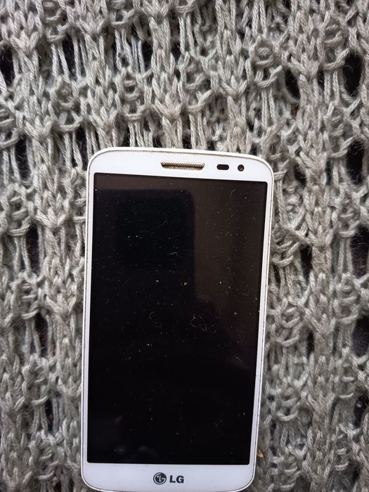 Smartfon LG biały.
