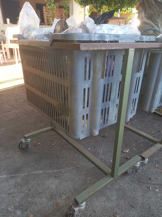 Cesto com transportador ferro e rodas