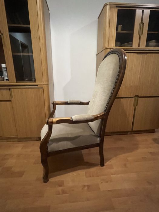 Stary fotel z oryginalnym welurem