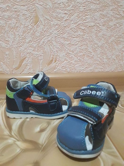 Продам детские босоножки