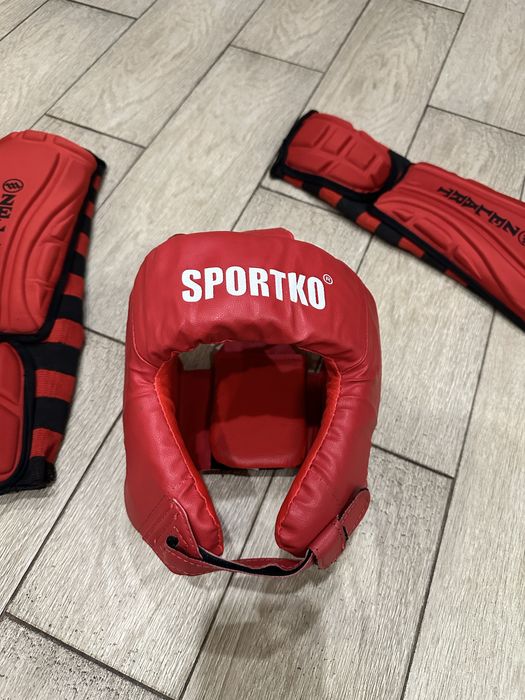 Захист. Шлем та броня для кікбоксінгу, карате, боксу. Єдиноборства