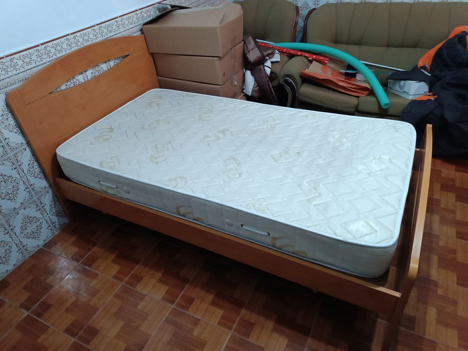 Cama  roupeiro e comoda