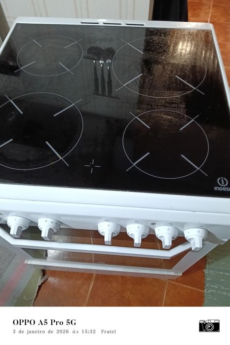 Fogão Vitrocerâmica Indesit I6VMH2A - Excelente Estado e Funcional