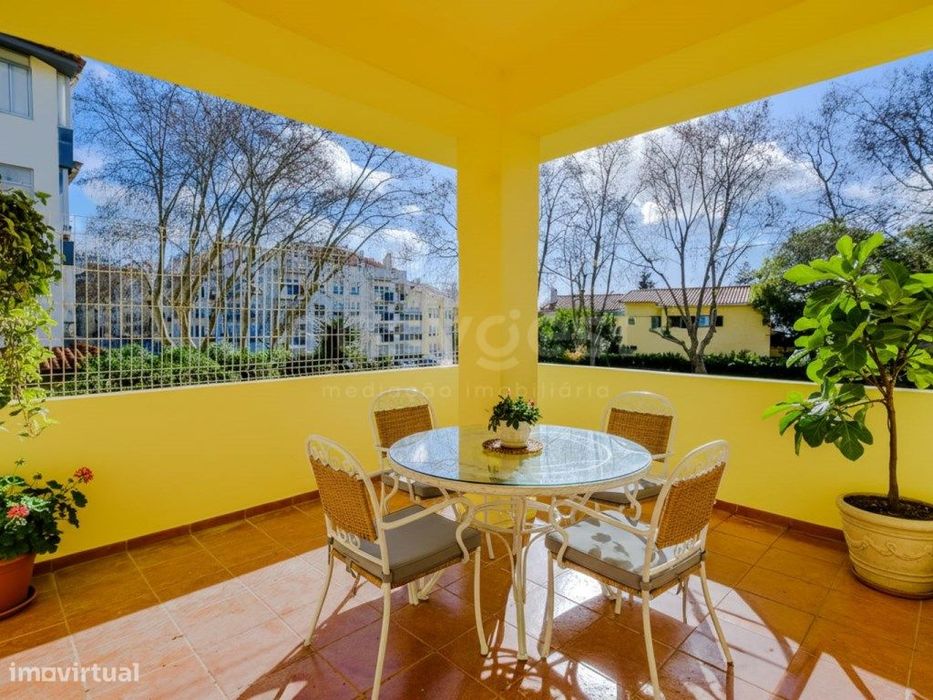 T4 renovado com terraço na zona mais nobre da Parede