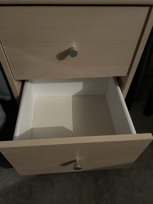 Mesinha de cabeceira em folheado madeira