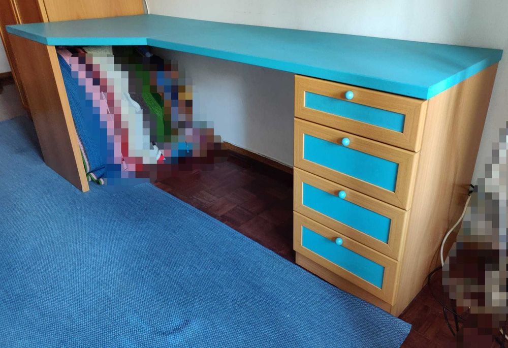 Secretária com Prateleiras e Arrumação