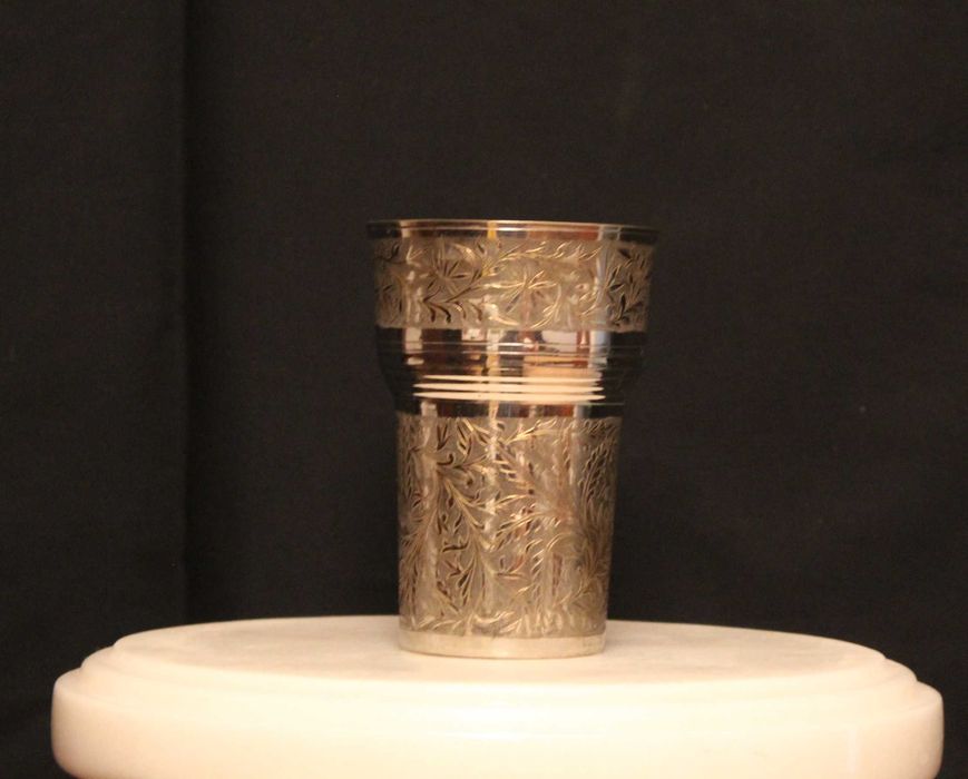 Copo / Cálice em metal prateado e latão torneado e cinzelado