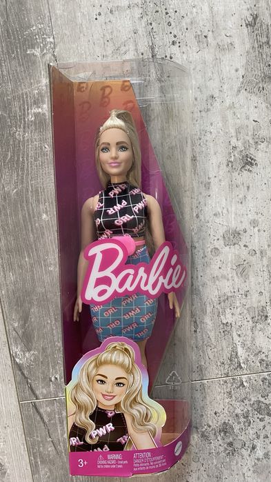 Barbie Lalka o krągłych kształtach w stroju z nadrukiem Girl Power