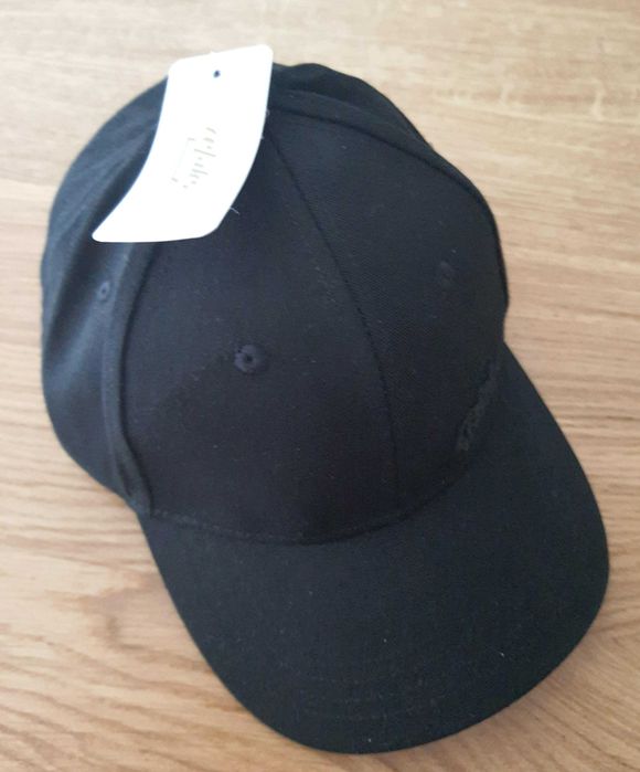 Nowa czapka z daszkiem i torba