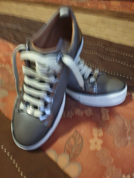 П подаётся кожаная обувь для девочки