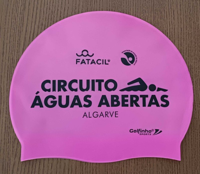 Touca de natação, de silicone, Circuito Águas Abertas Algarve, em estado novo, só usada uma vez, no dia da prova.