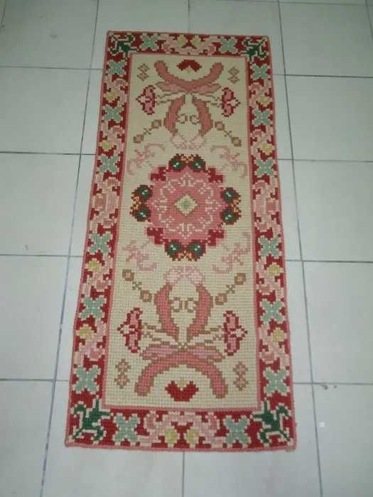 Conjunto de Tapetes de Arraiolos em Lã – Quarto Completo