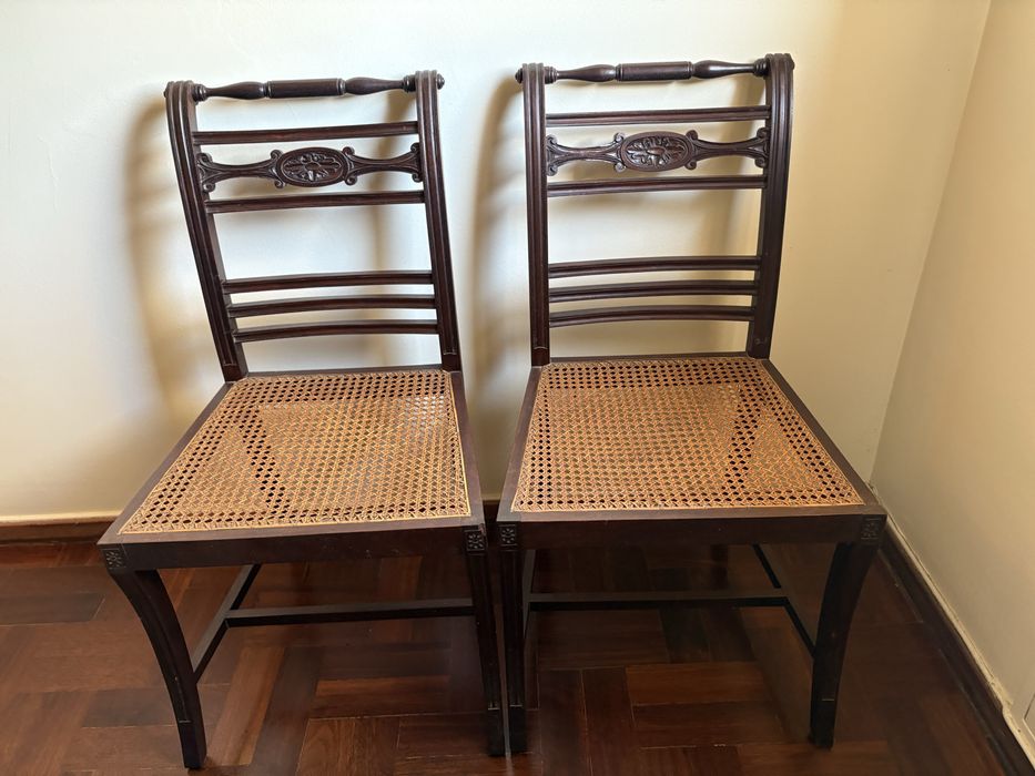 Conjunto de duas cadeiras de madeira