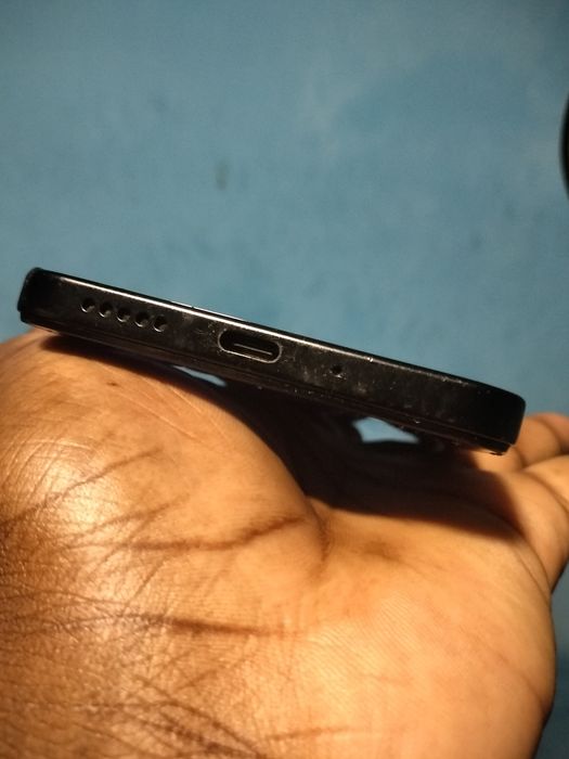 telemóvel é um Xiaomi Redmi 14C na cor Midnight Black.