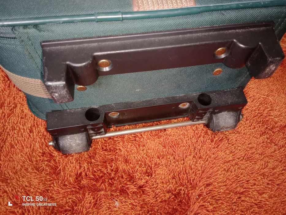 Mala de viagem em estado razoável tem algumas marcas de uso.