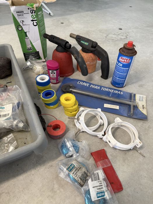 Varios materiais de canalização