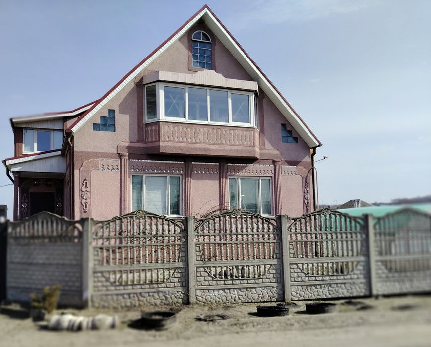 Продам добротный 2-х этажный дом