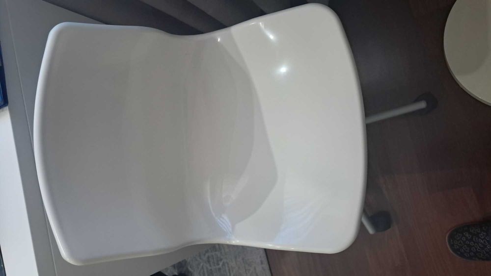Cadeira branca de secretária de criança, da ikea.