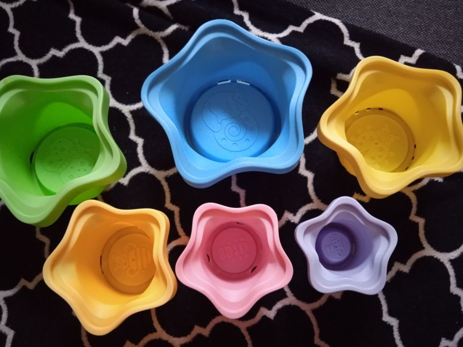 Wieża z kubeczków - gwiazdek.