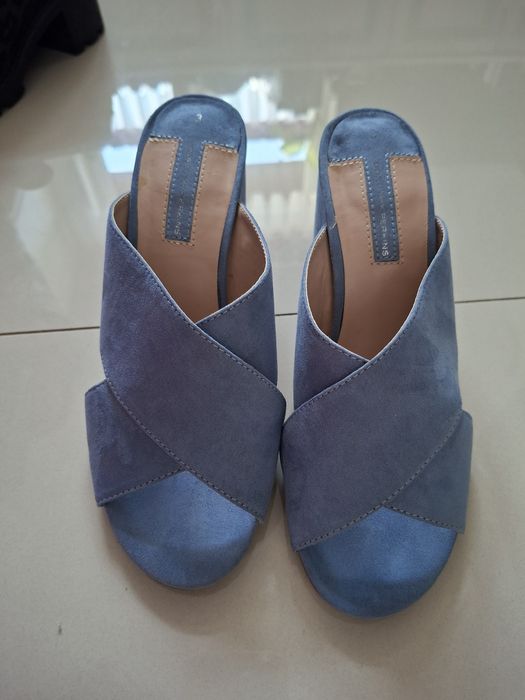 Klapki na obcasie, sandały