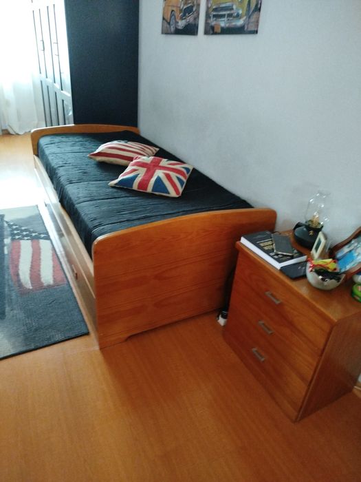 Cama dupla com mesa de cabeceira